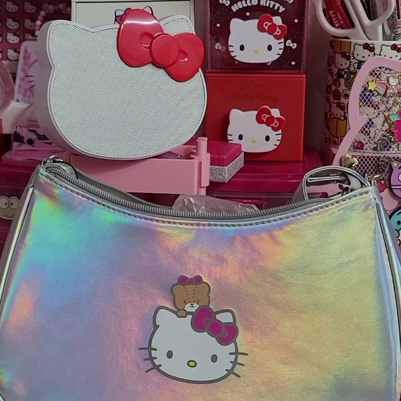 Hello Kitty & Friends Heart & Chain Decor Holographic Baguette Bag - Picture 2 of 6